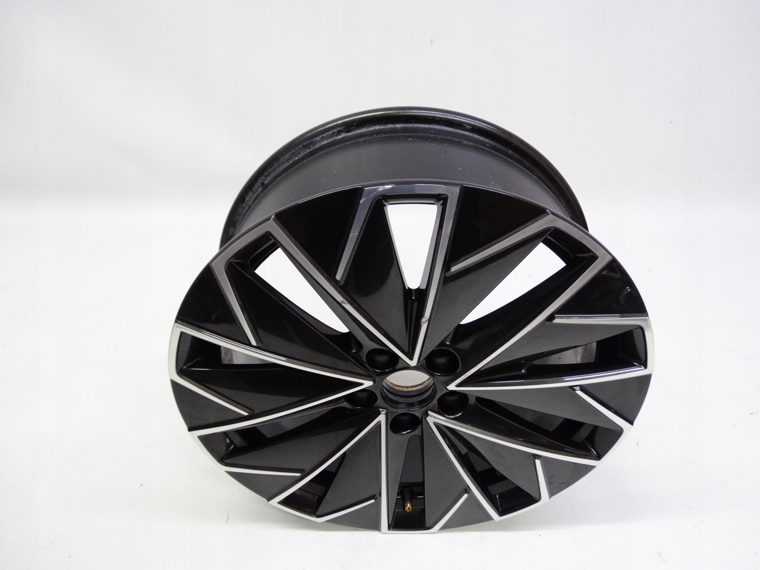 Second image of Skoda Kamiq Scala felga 17 cali 658601025F oryginalna