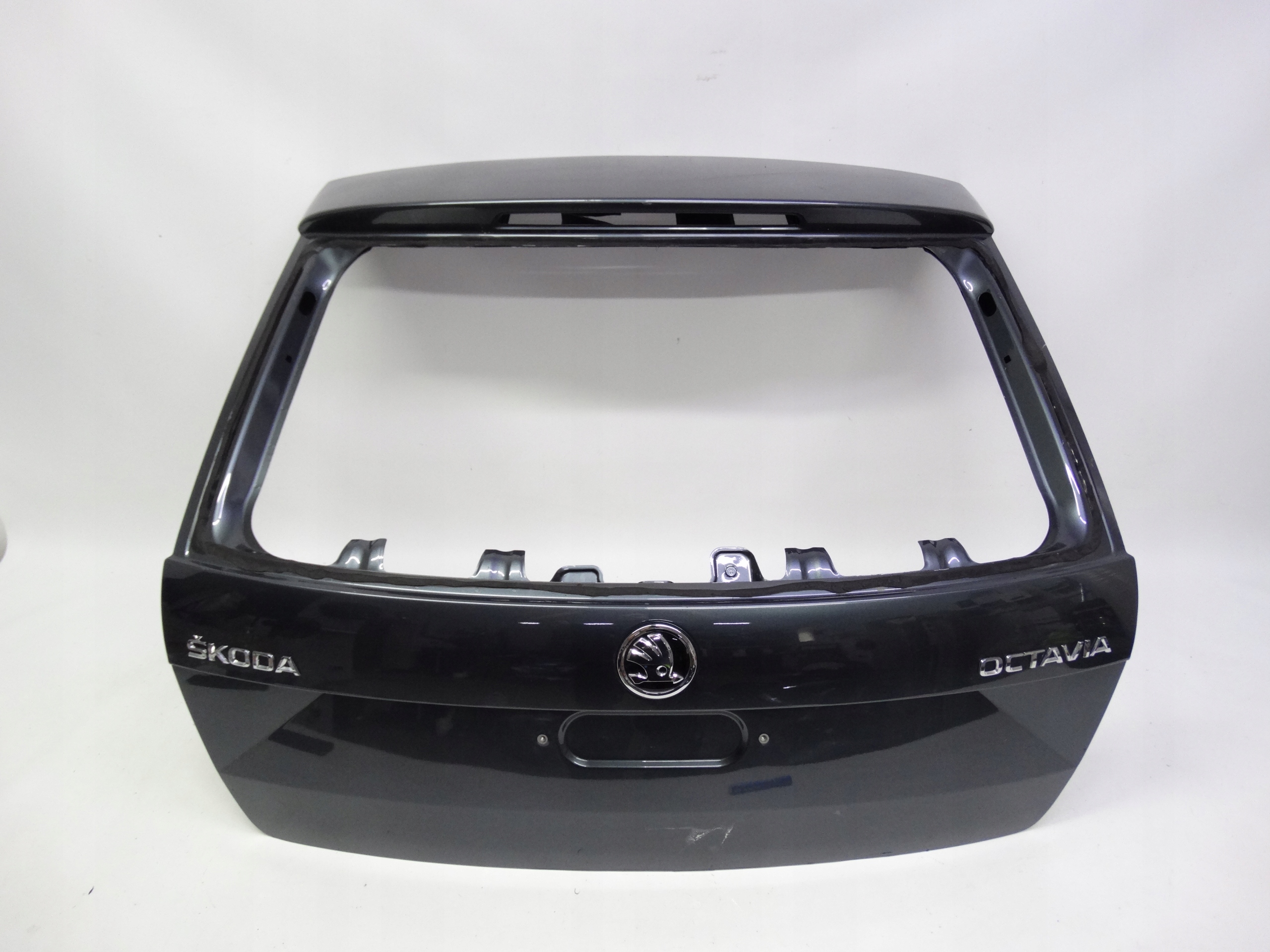 Second image of Skoda Octavia III Kombi 5E9 2013-2020 klapa bagażnika oryginalna 5E9827159
