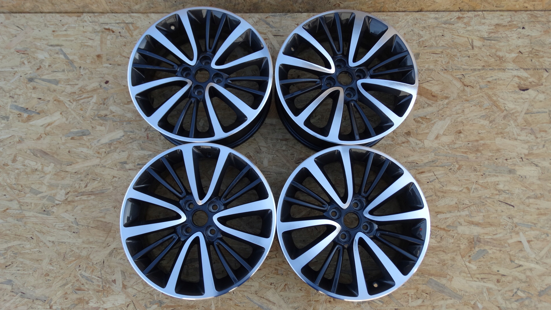 Opel Crossland X komplet 17 cali 13469368 GRAFIT