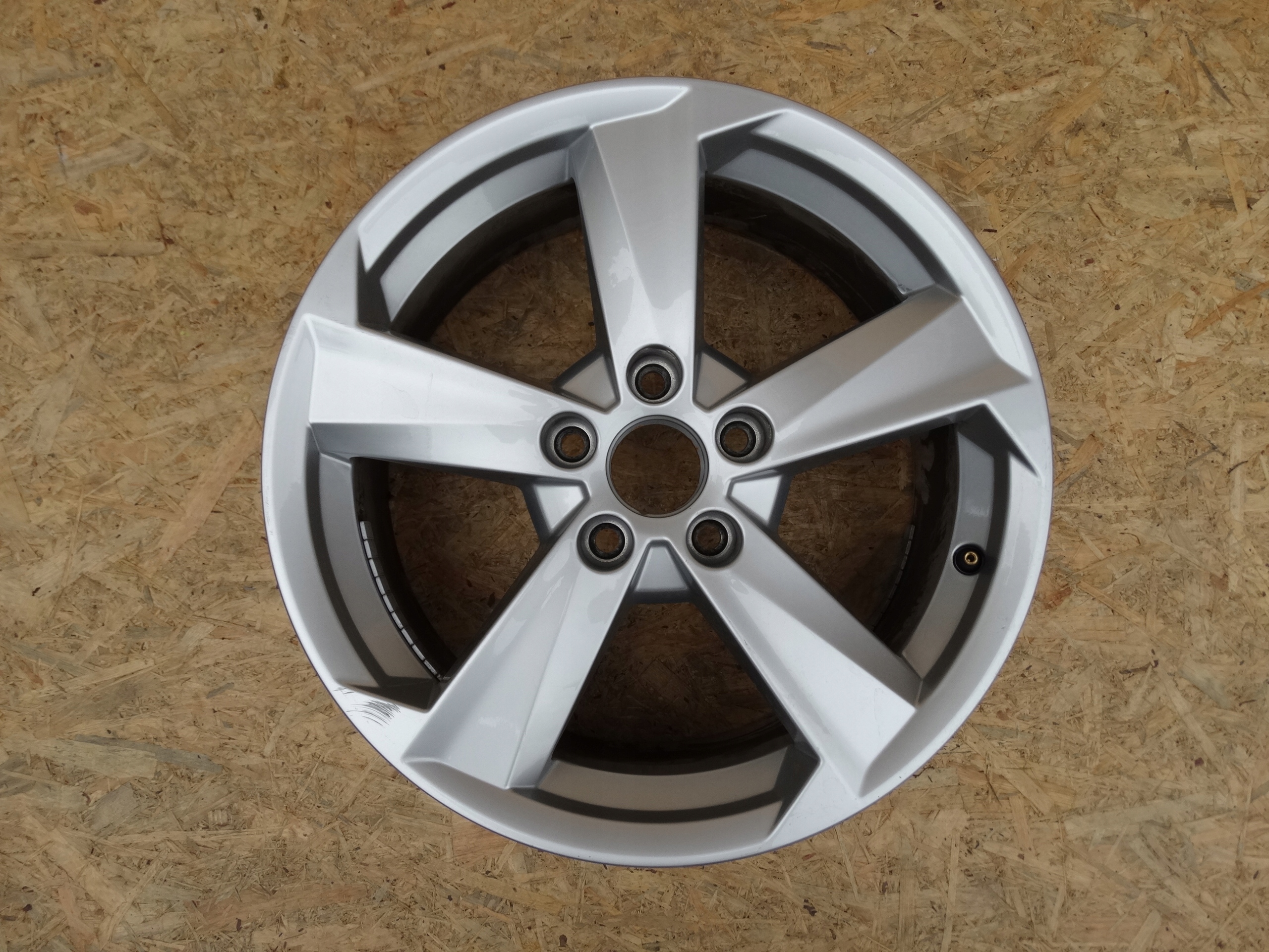 Second image of Audi Q2 81A felga 17 cali 81A601025B oryginalna