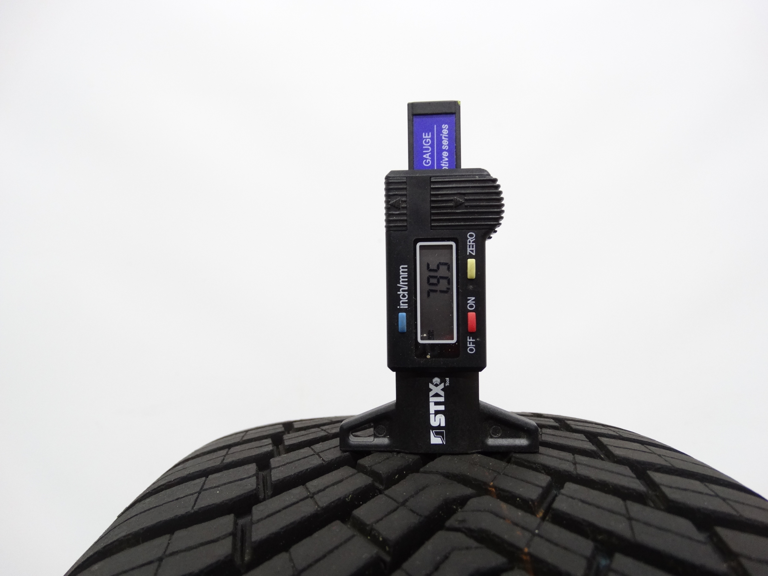 Second image of Continental AllSeasonContact 215/50 R19 93T 7,9mm 2022