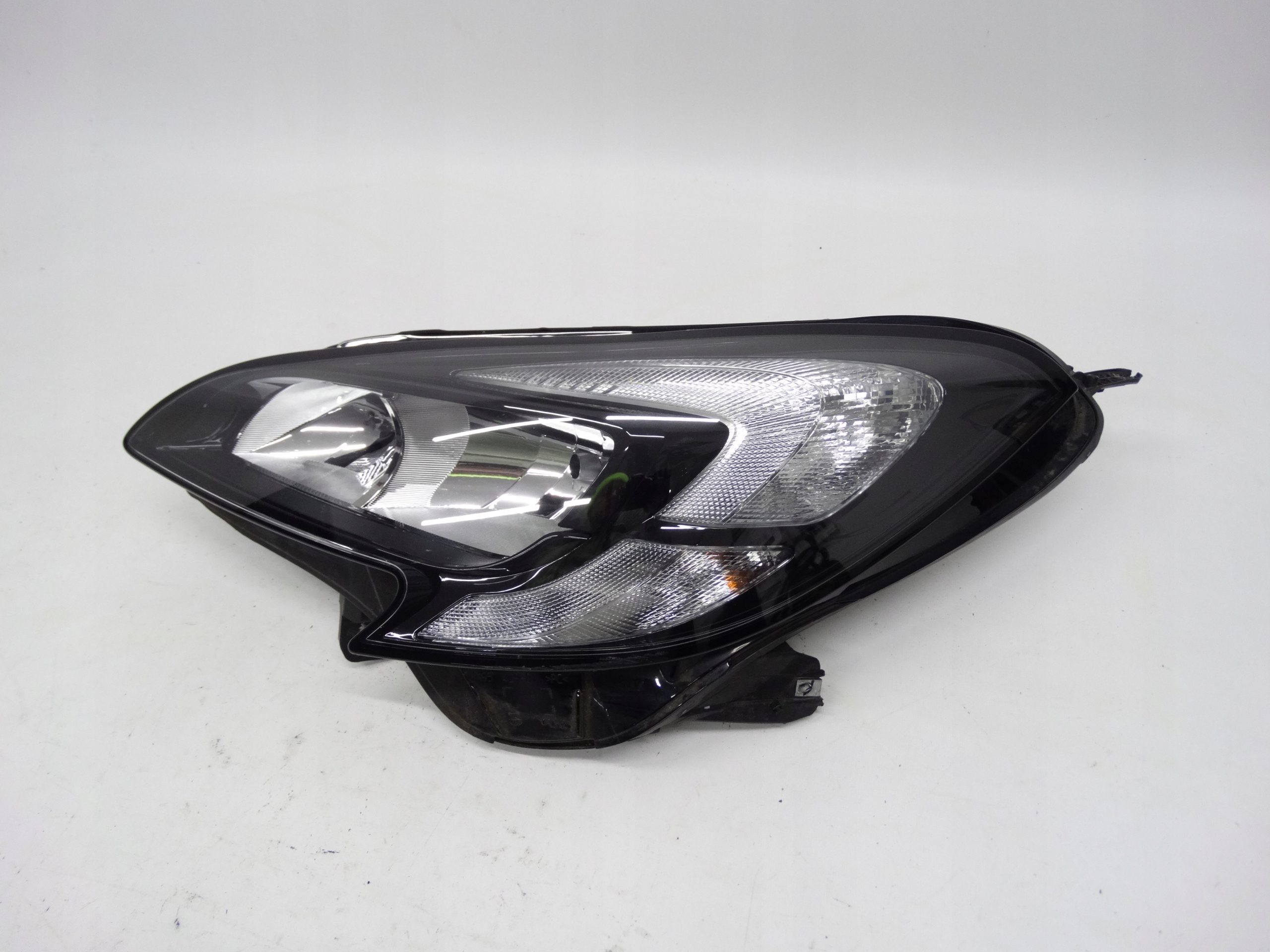 Second image of Opel Corsa E 2014-2019 lampa lewa zwykła bez LED 39108222 oryginalna