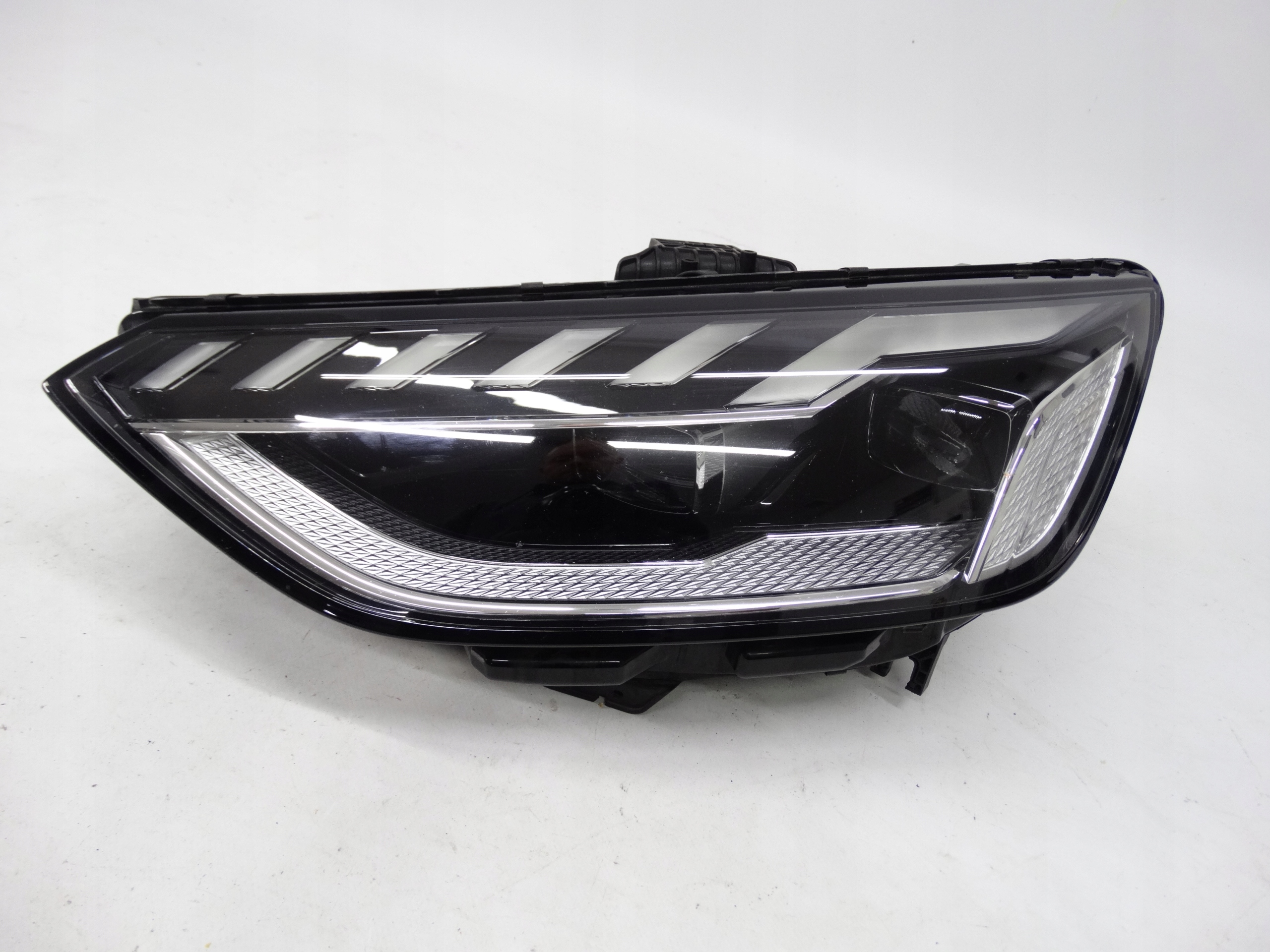 Second image of Audi A4 B9 Lift 8W 19-24 lampa lewa Full LED Matrix 8W0941035E oryginalna