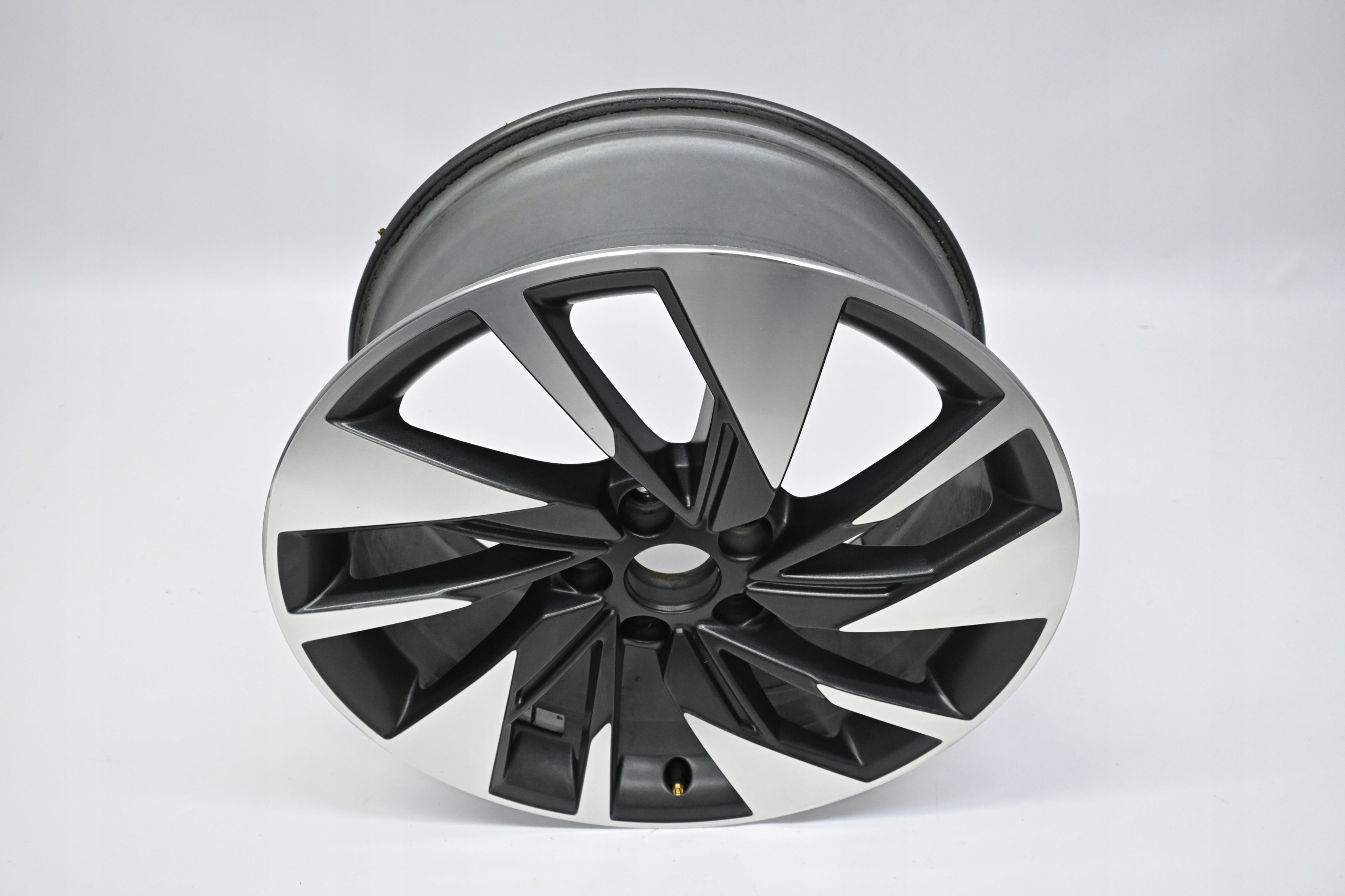 Second image of Audi A3 8Y felga 18 cali 8Y0601025BB oryginalna